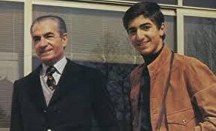 مردم تابلوی ولیعهد عیاش را پایین کشیدند