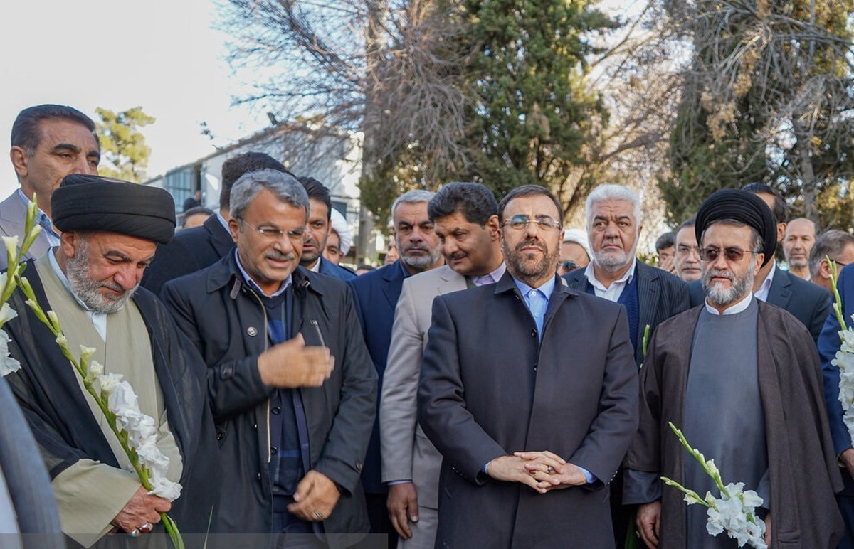گلباران قبور مطهر شهدای شیراز در طلیعه دهه فجر انقلاب اسلامی