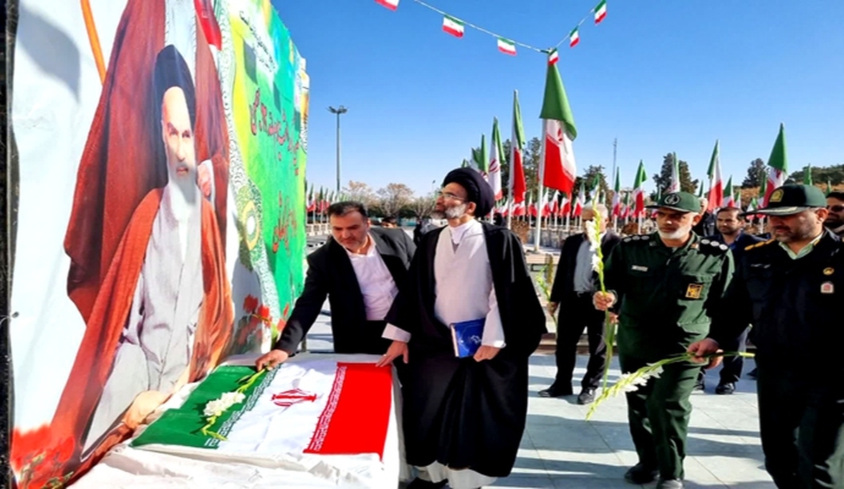 ادای احترام مسؤولان کاشان به مقام شامخ بنیان‌گذار کبیر انقلاب اسلامی + تصاویر