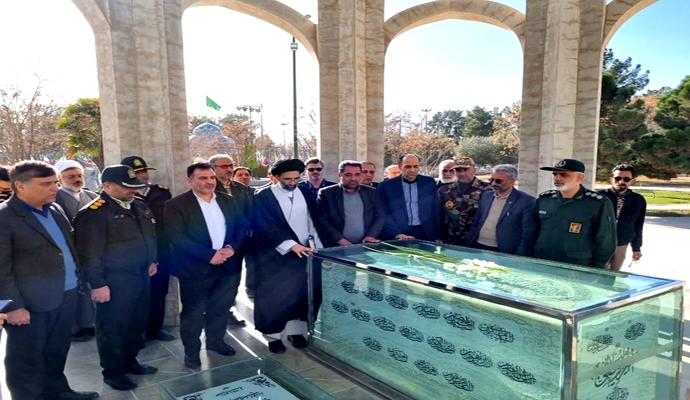 ادای احترام مسؤولان کاشان به مقام شامخ بنیان‌گذار کبیر انقلاب اسلامی + تصاویر