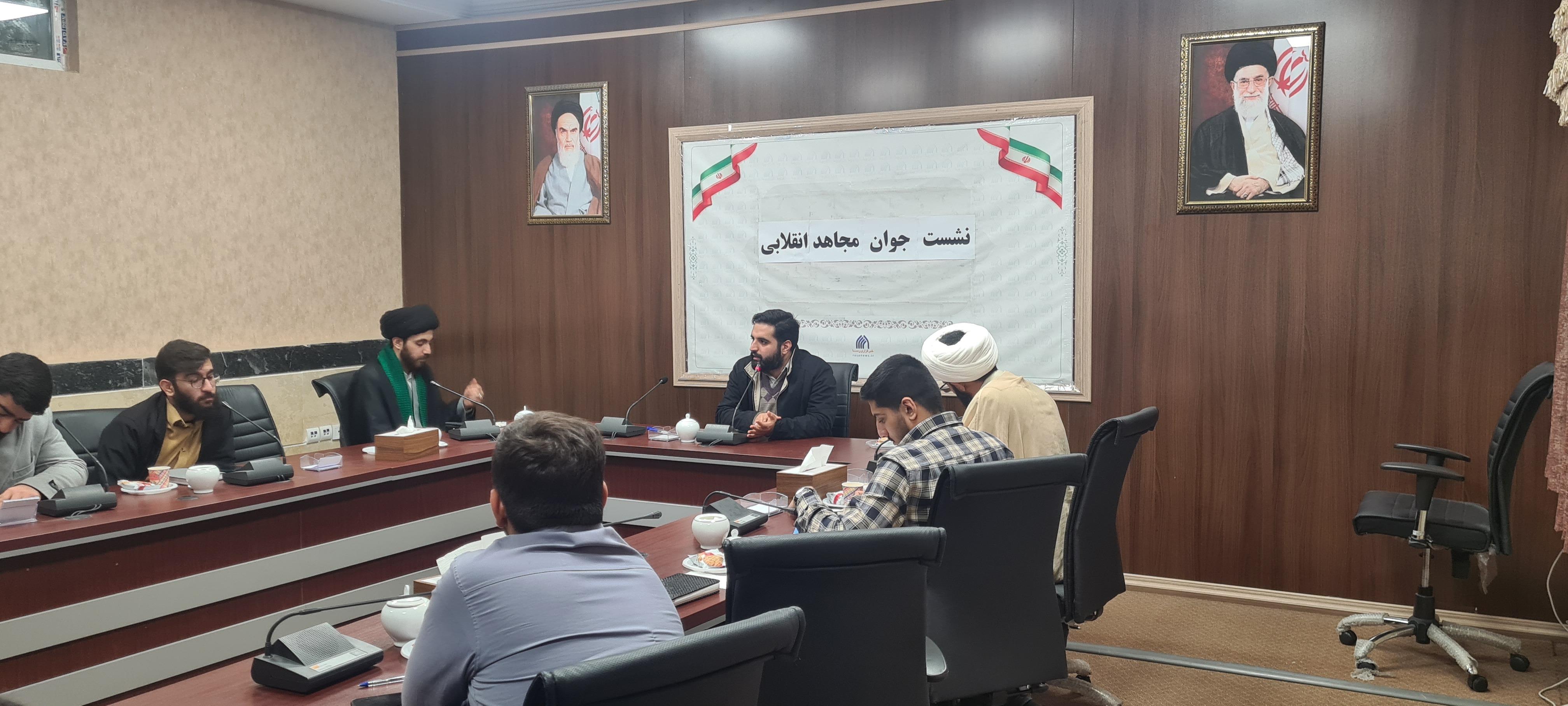 گزارشی از نشست «جوان مجاهد انقلابی» گزارشی از نشست «جوان مجاهد انقلابی»