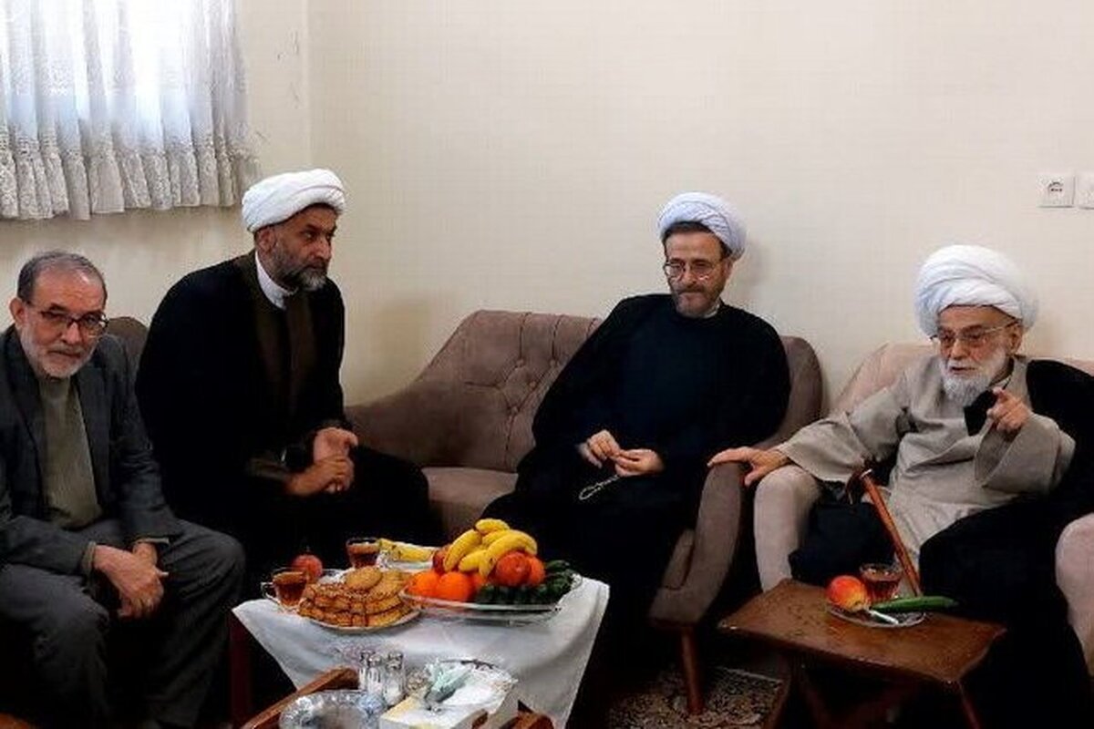 تجلیل از استاد پیشکسوت حوزه توسط نمایندگان آیت الله اعرافی