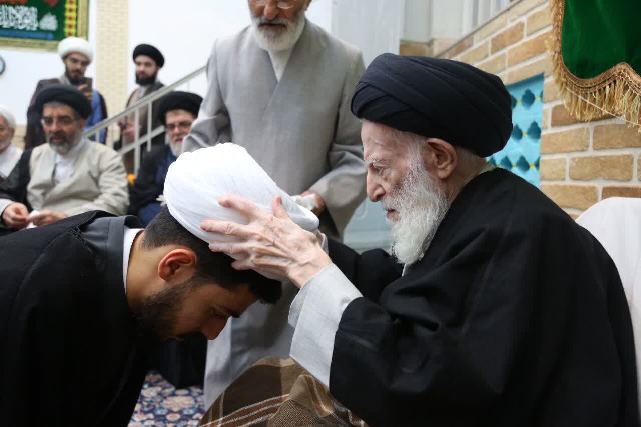 مراسم عمامه گذاری طلاب با حضور مراجع تقلید برگزار شد