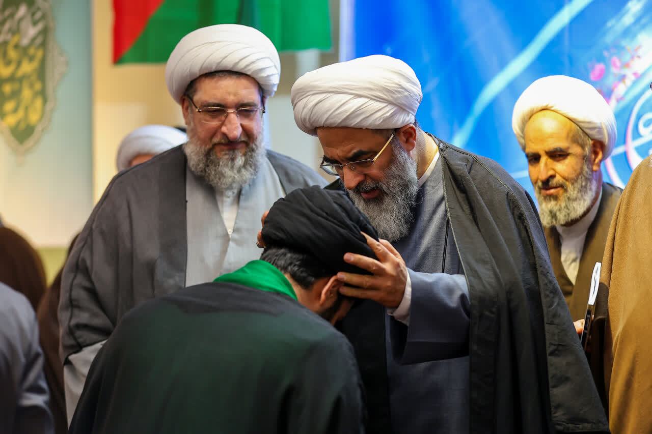 برگزاری مراسم تلبس طلاب حوزه‌های علمیه آذربایجان شرقی در تبریز+ تصاویر