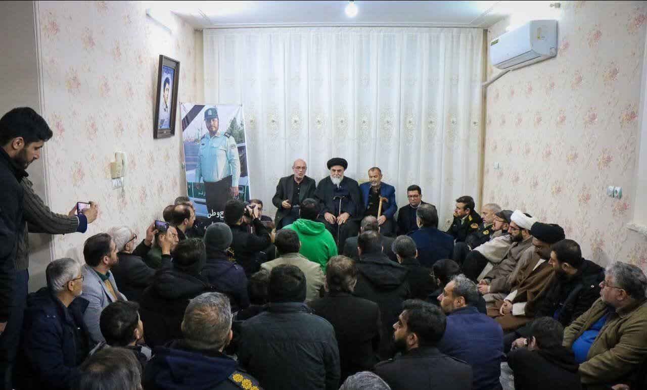 دیدار خبرنگاران و اهالی رسانه قم با خانواده شهید عباس اسدی دیدار خبرنگاران و اهالی رسانه قم با خانواده شهید عباس اسدی