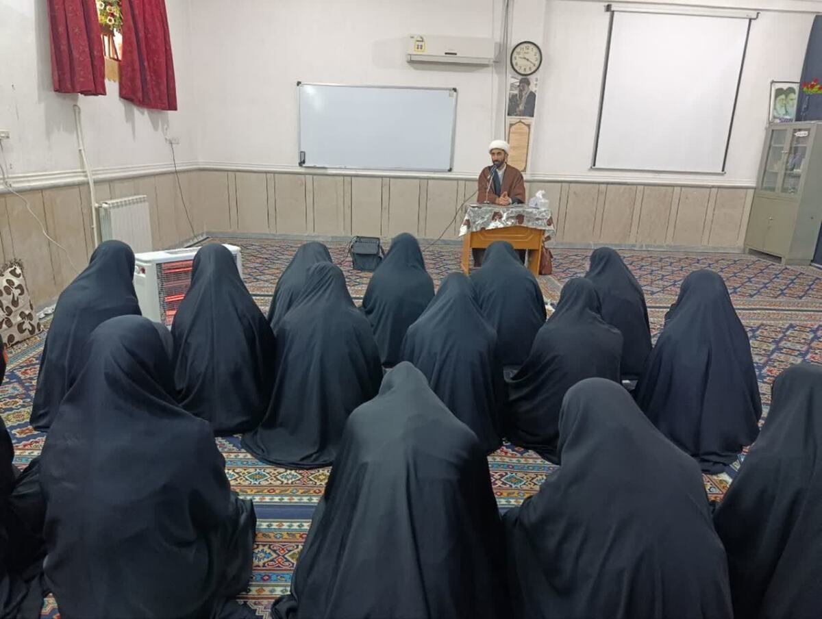 طلبه باید با بینش، علم و زبان روز به میدان بیاید