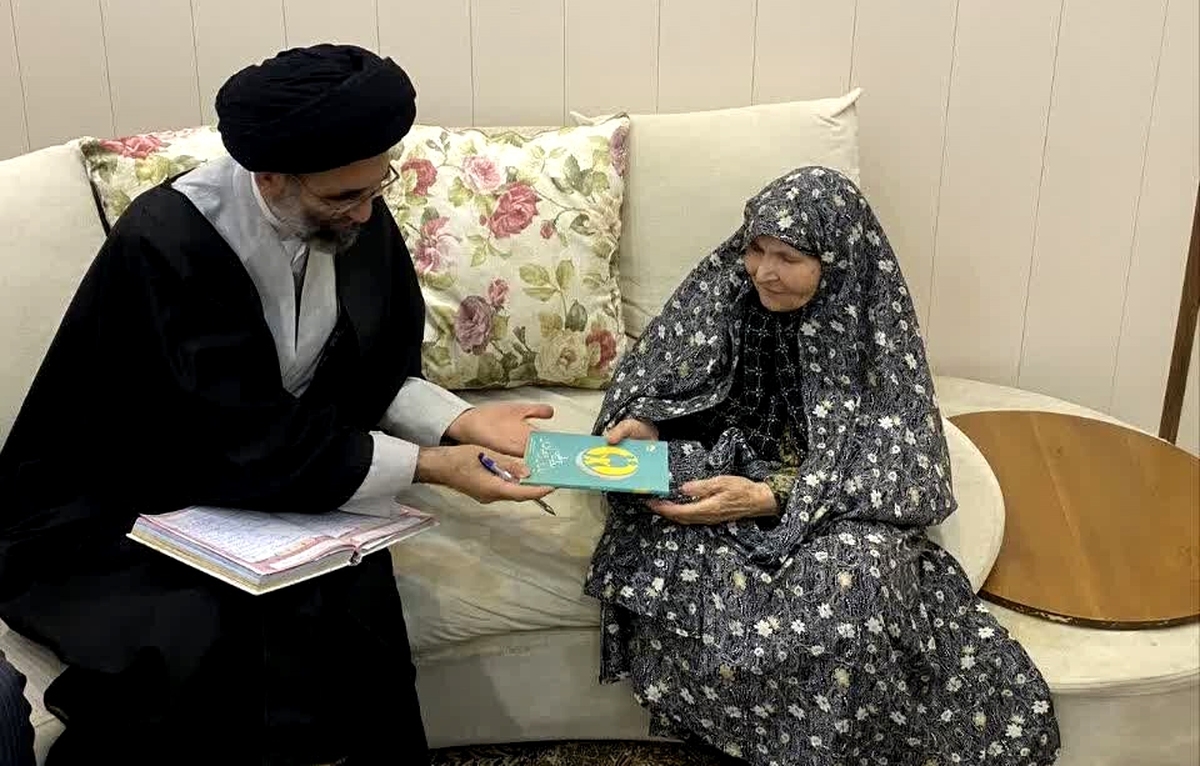 خانواده شهدا چشم و چراغ جامعه هستند