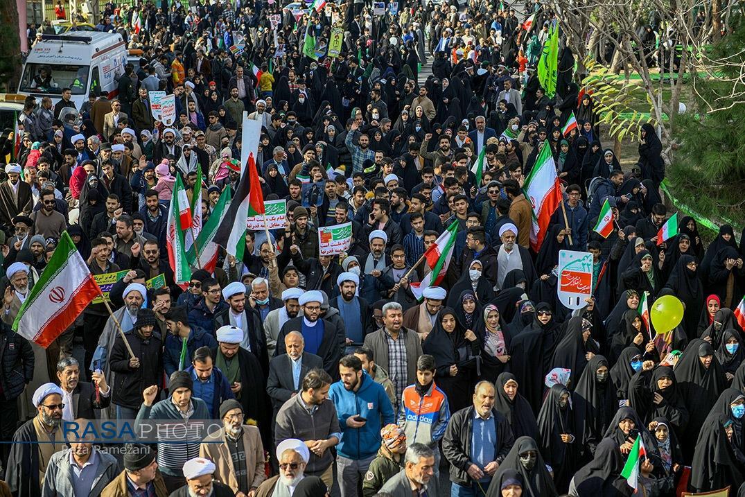 آغاز راهپیمایی ۲۲ بهمن با حضور گسترده مردم آغاز راهپیمایی ۲۲ بهمن با حضور گسترده مردم