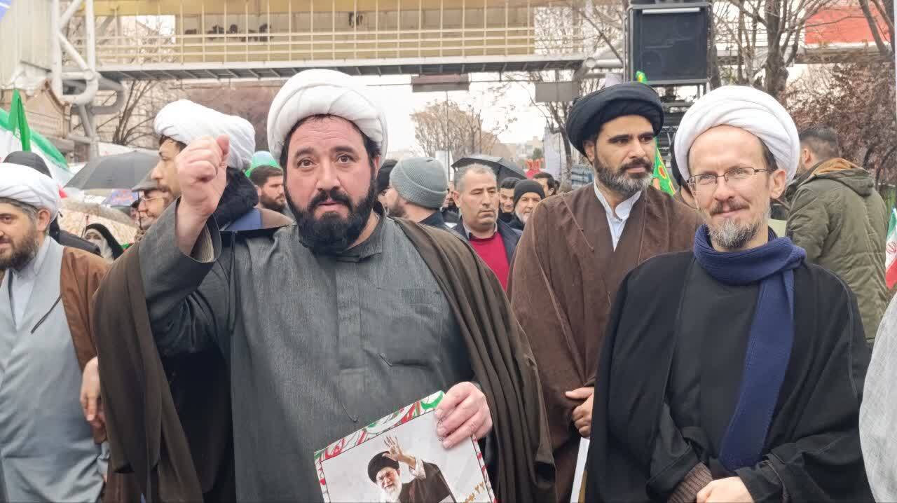 حضور پرشور طلاب و اساتید مدرسه علمیه صادقیه در یوم‌الله ۲۲ بهمن+ تصاویر