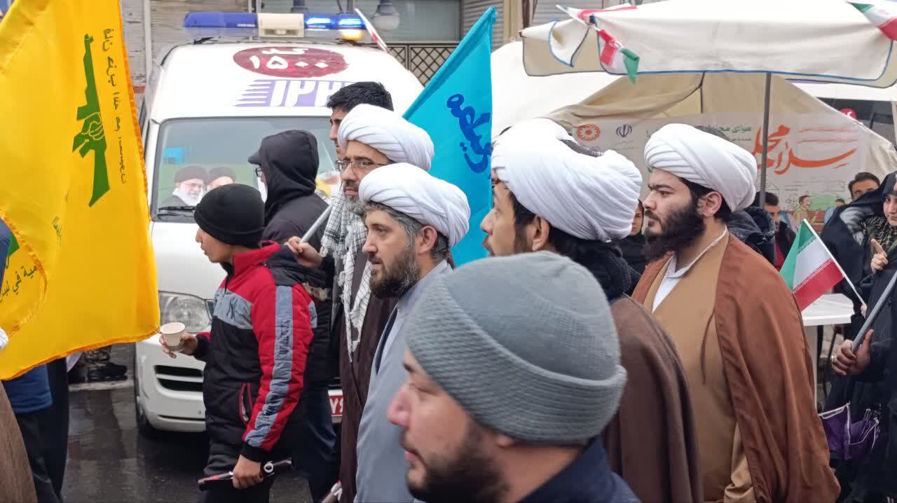 حضور پرشور طلاب و اساتید مدرسه علمیه صادقیه در یوم‌الله ۲۲ بهمن+ تصاویر