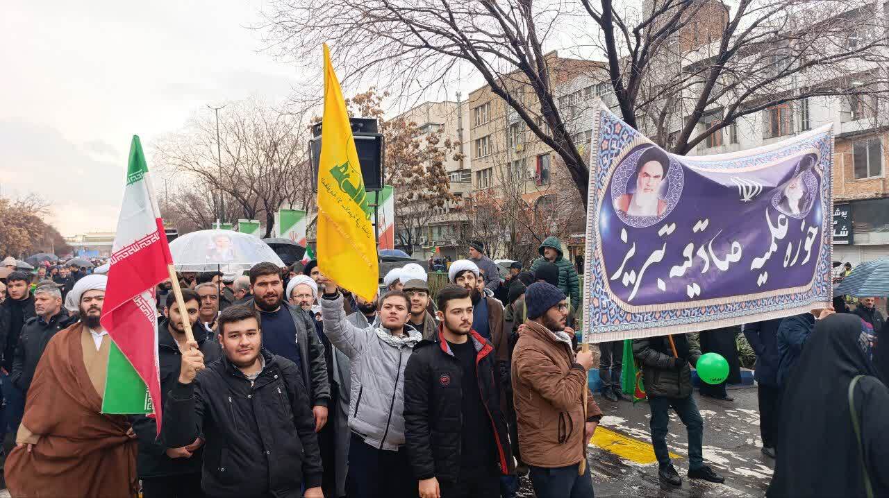 حضور پرشور طلاب و اساتید مدرسه علمیه صادقیه در یوم‌الله ۲۲ بهمن+ تصاویر