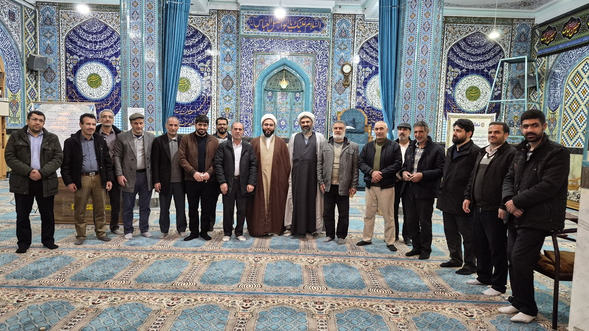 عکس | تجلیل مدیرعامل خبرگزاری رسا از امام جماعت مسجد حضرت ابوالفضل شهرکرد