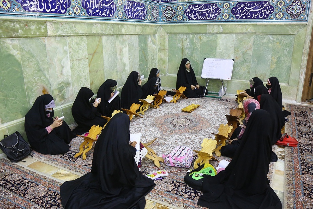 برپایی محافل قرآنی ویژه عرب‌زبانان و اردوزبانان در حرم بانوی کرامت