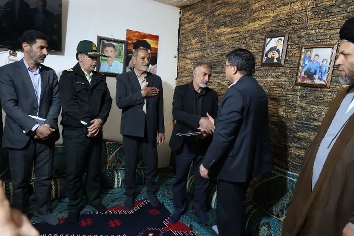 دیدار استاندار و فرماندهان نظامی استان با خانواده شهدای دی‌ماه + عکس