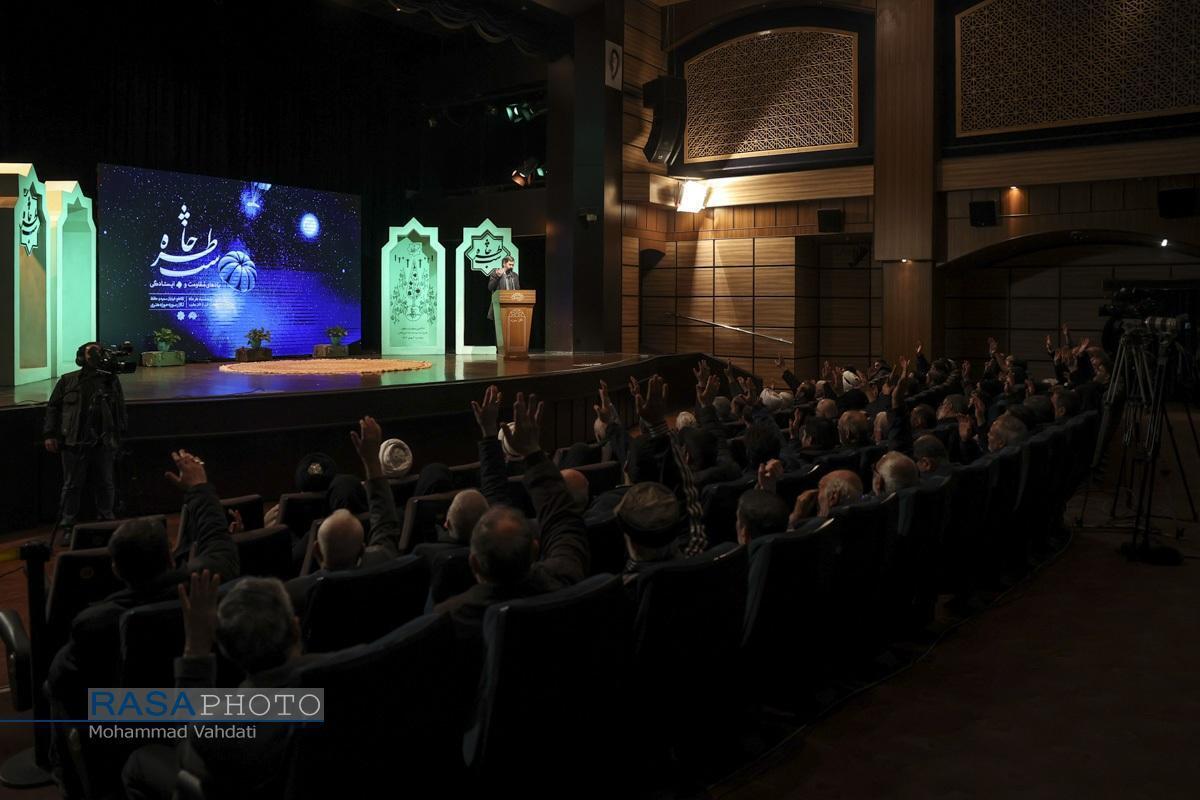 محفل شب خاطره با محوریت شهید محققی در حوزه هنری تهران برگزار شد