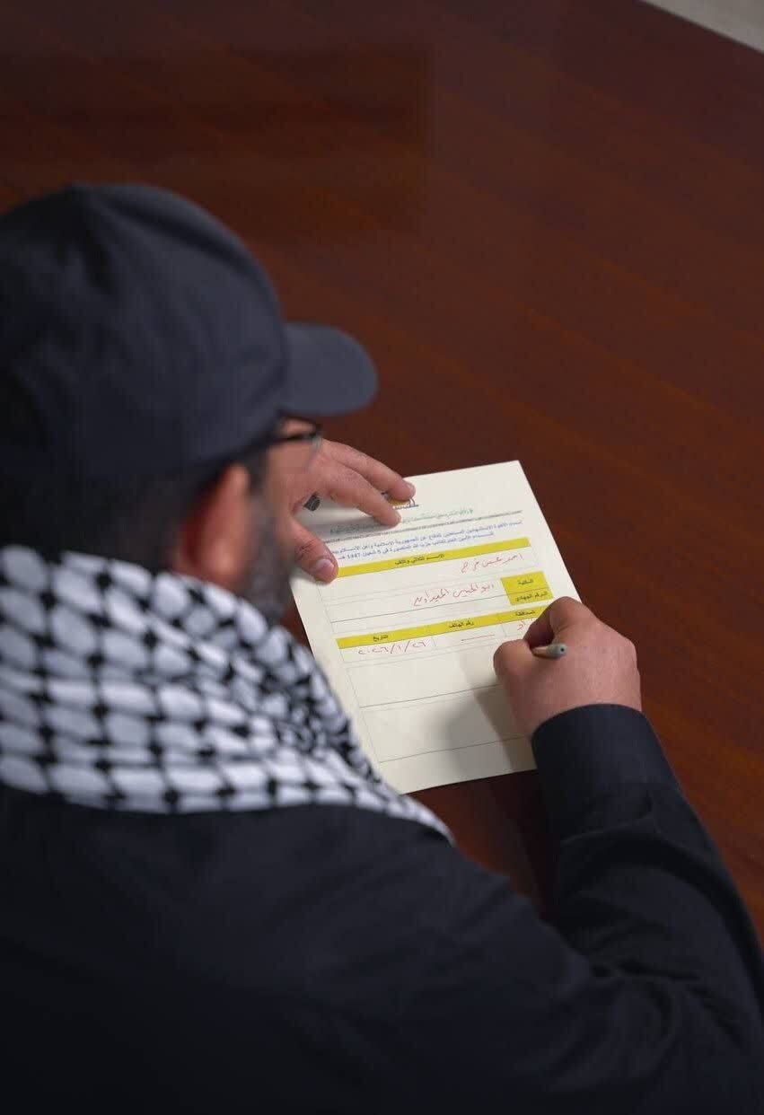 دبیرکل کتائب حزب الله عراق فرم عضویت فرم عضویت در جمع رزمندگان استشهادی را تکمیل کرد دبیرکل کتائب حزب الله عراق فرم عضویت فرم عضویت در جمع رزمندگان استشهادی را تکمیل کرد