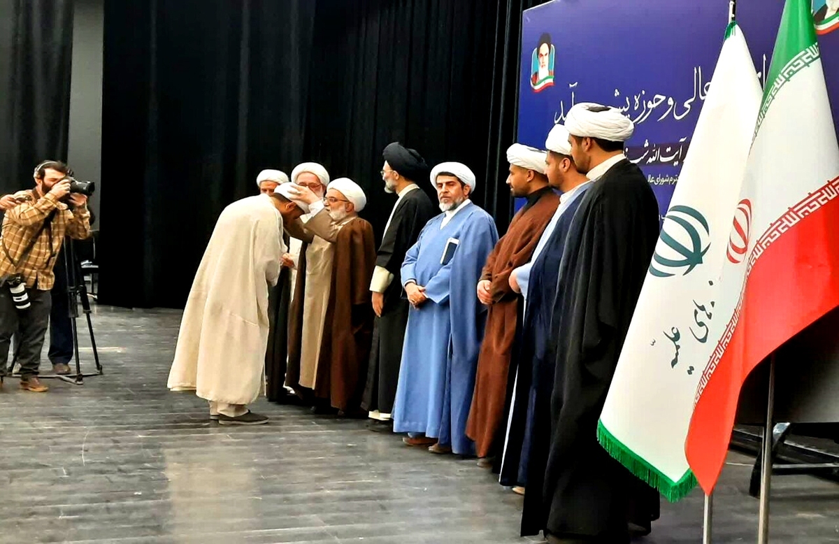 مراسم عمامه‌گذاری جمعی از طلاب کاشانی برگزار شد