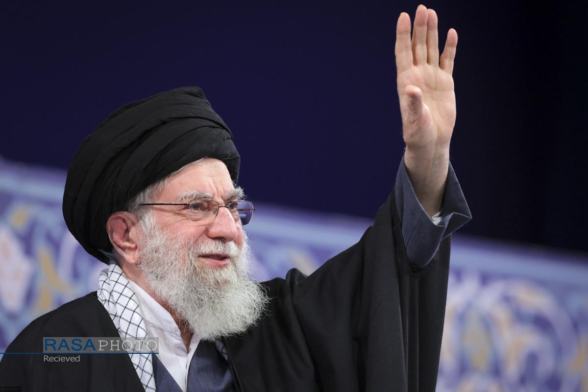 آیت الله خامنه‌ای در طهارت روح، قوت ایمان و شجاعت در برابر مستکبران یگانه عصر خویش بودند