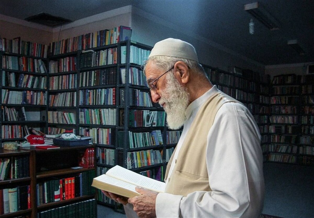 عکس دیده نشده از امام خامنه ای در کتابخانه شخصی