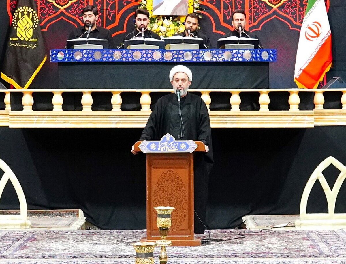 اگر کسی دنبال تطهیر آمریکا باشد خائن است