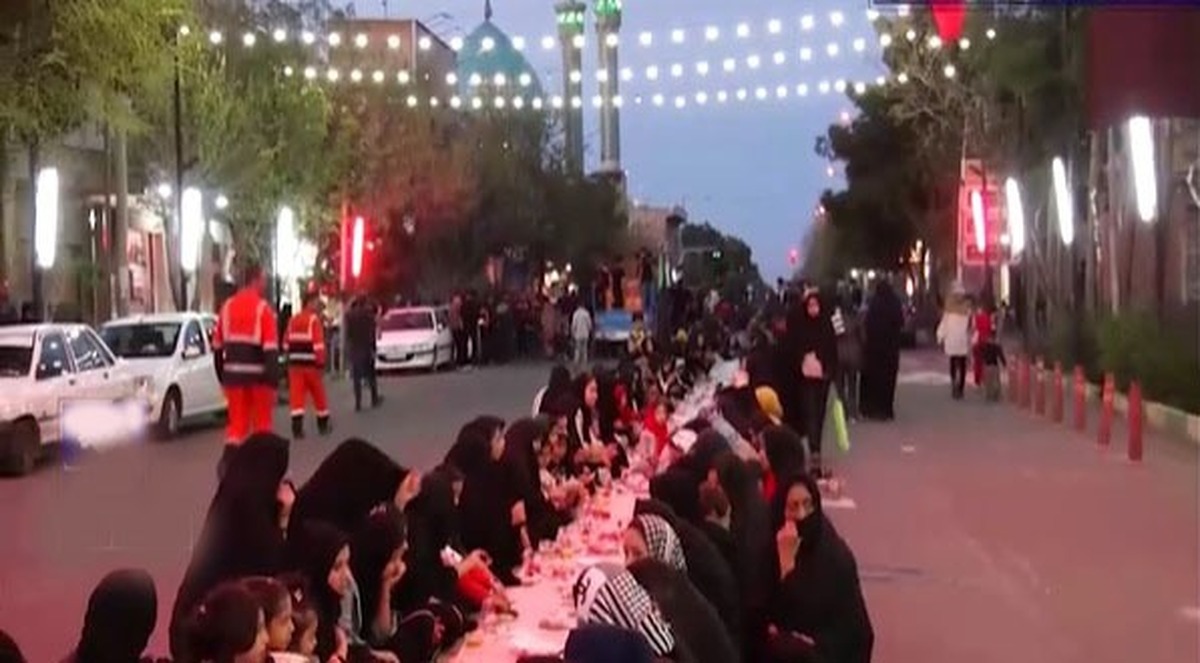 سفره افطاری ساده برای پذیرایی از روزه داران در کاشان