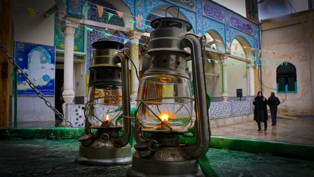 برپایی آیین چراغ‌بران به یاد قائد شهید در امامزادگان دو خاتون شهرکرد