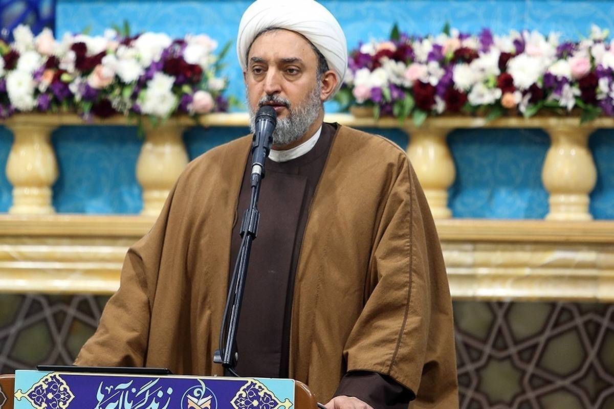 عزت در گرو بندگی خدا و تکیه بر توانایی داخلی است، نه دل بستن به بیگانگان