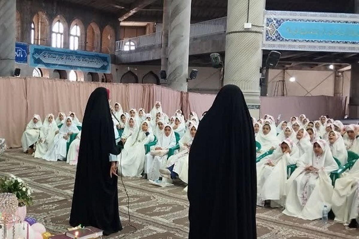 جشن تکلیف ۲۰۰ دانش آموز دختر مرودشتی به همت طلاب خواهر برگزار شد