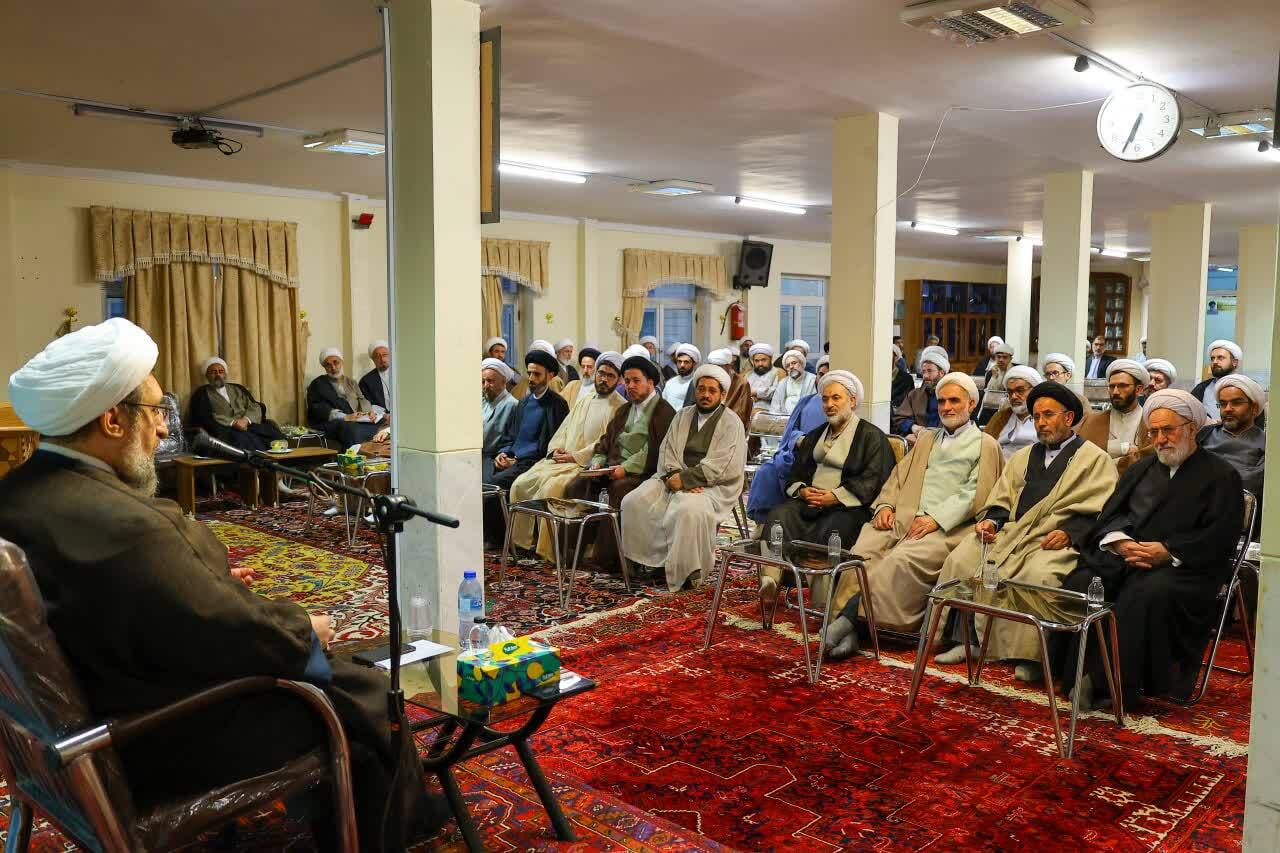 تجلیل از مقام معلم با تأکید بر جایگاه والای استادان حوزه و ضرورت توجه به معیشت طلاب