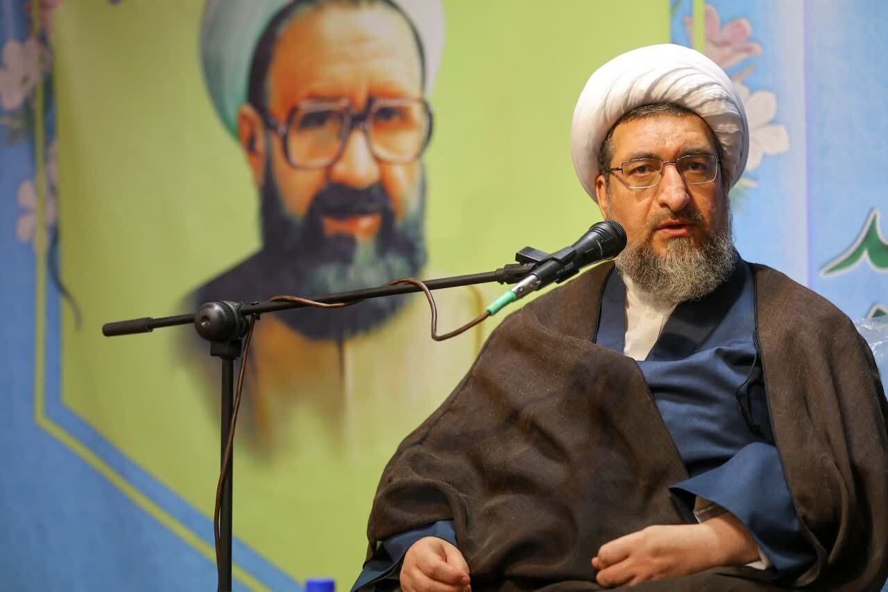 تجلیل از مقام معلم با تأکید بر جایگاه والای استادان حوزه و ضرورت توجه به معیشت طلاب | تصاویر