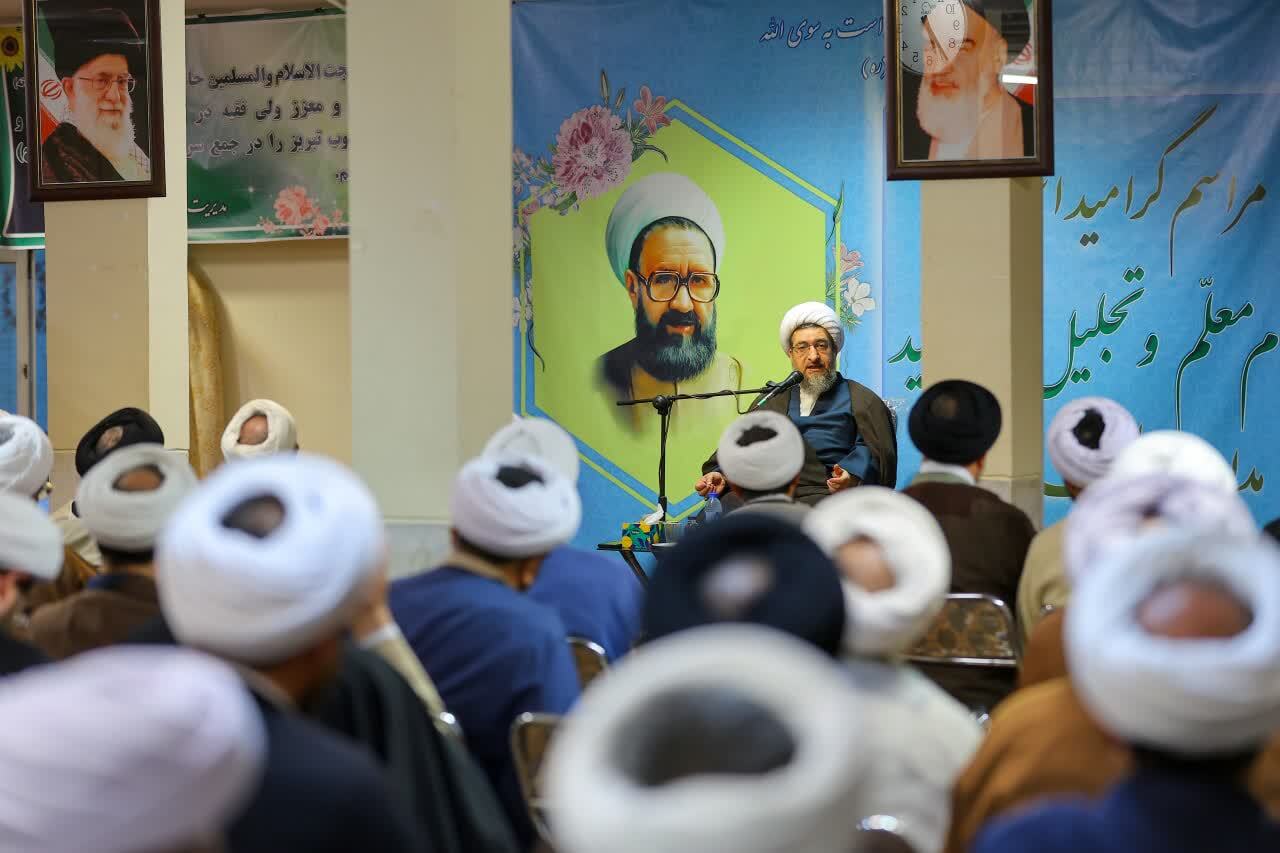 تجلیل از مقام معلم با تأکید بر جایگاه والای استادان حوزه و ضرورت توجه به معیشت طلاب | تصاویر