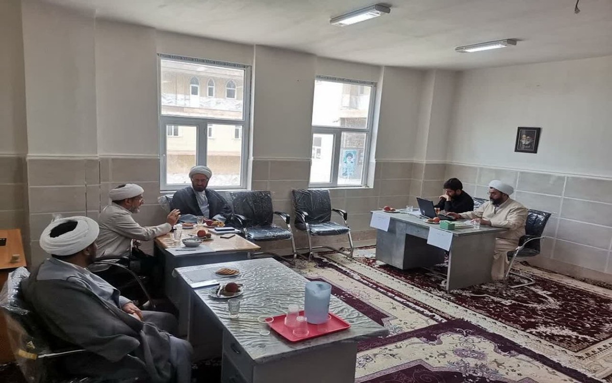 طلاب مدرسه علمیه الغدیر نراق از تحقیق پایانی خود دفاع کردند