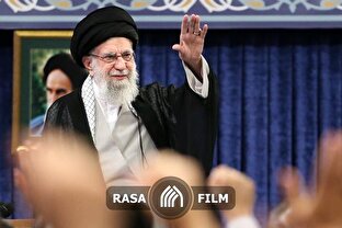 ورود رهبر معظم انقلاب به حسینیه امام خمینی و آغاز مراسم بزرگداشت شهید رئیسی