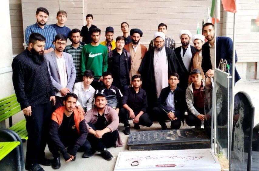 تجدید عهد اساتید و طلاب حوزه علمیه شبستر با آرمان‌های شهدا