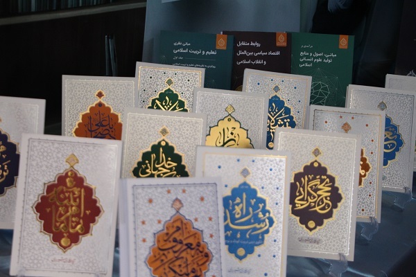 خبر عکس نداره////افتتاح چهارمین نمایشگاه دستاورد های حوزه علمیه فارس در حرم مطهر شاهچراغ