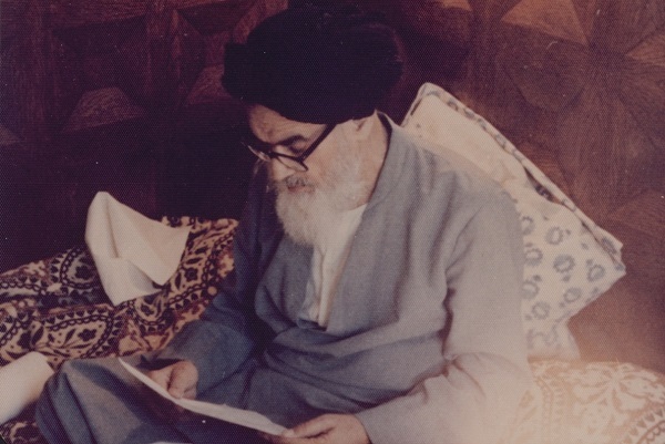 مروری بر جایگاه روحانیت در نگاه امام خمینی مروری بر جایگاه روحانیت در نگاه امام خمینی