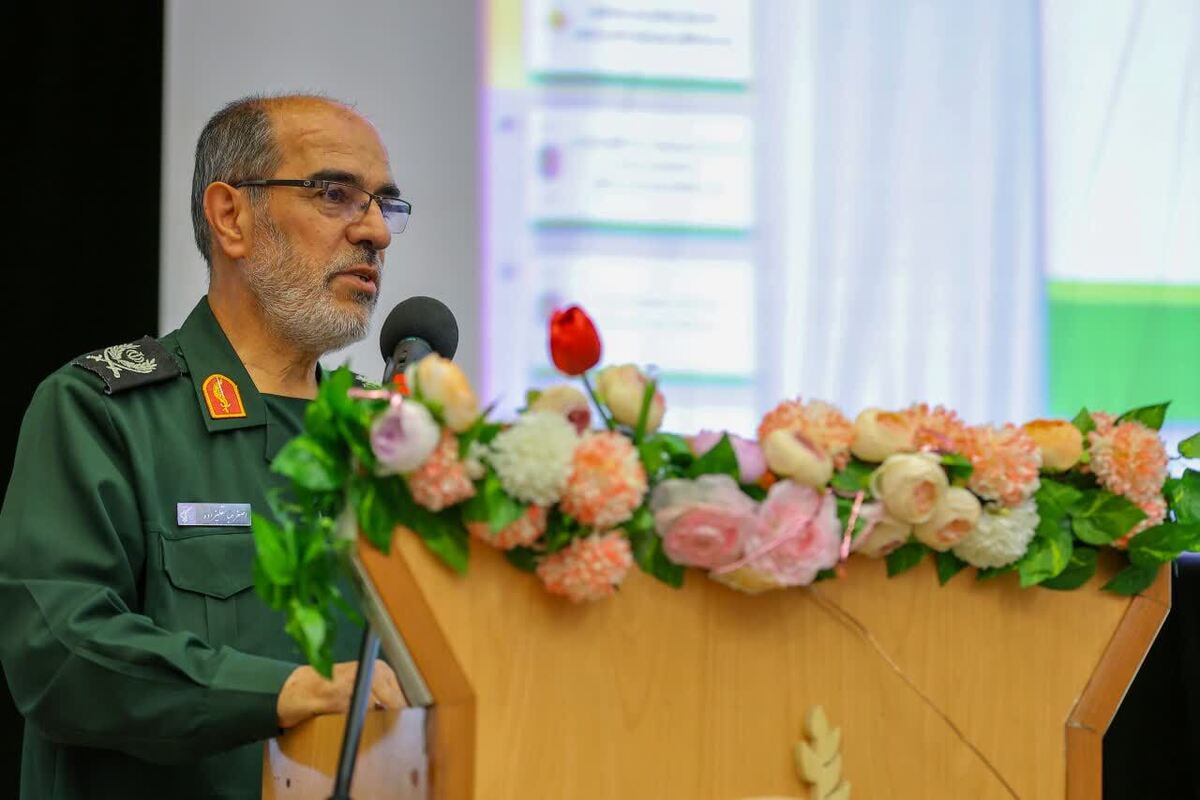 چشم طمع دشمنان با هدایت امامین انقلاب کور شد
