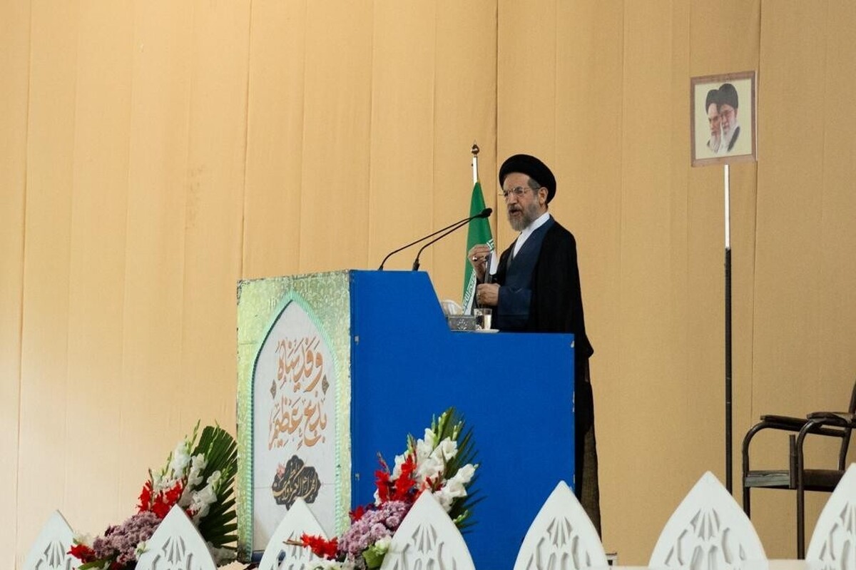 امت اسلامی به برکت امام خمینی در برابر استکبار ایستادگی کرده است