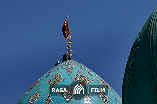 اختصاصی رسا | اهتزاز پرچم خونخواهی بر فراز گنبد مسجد جمکران