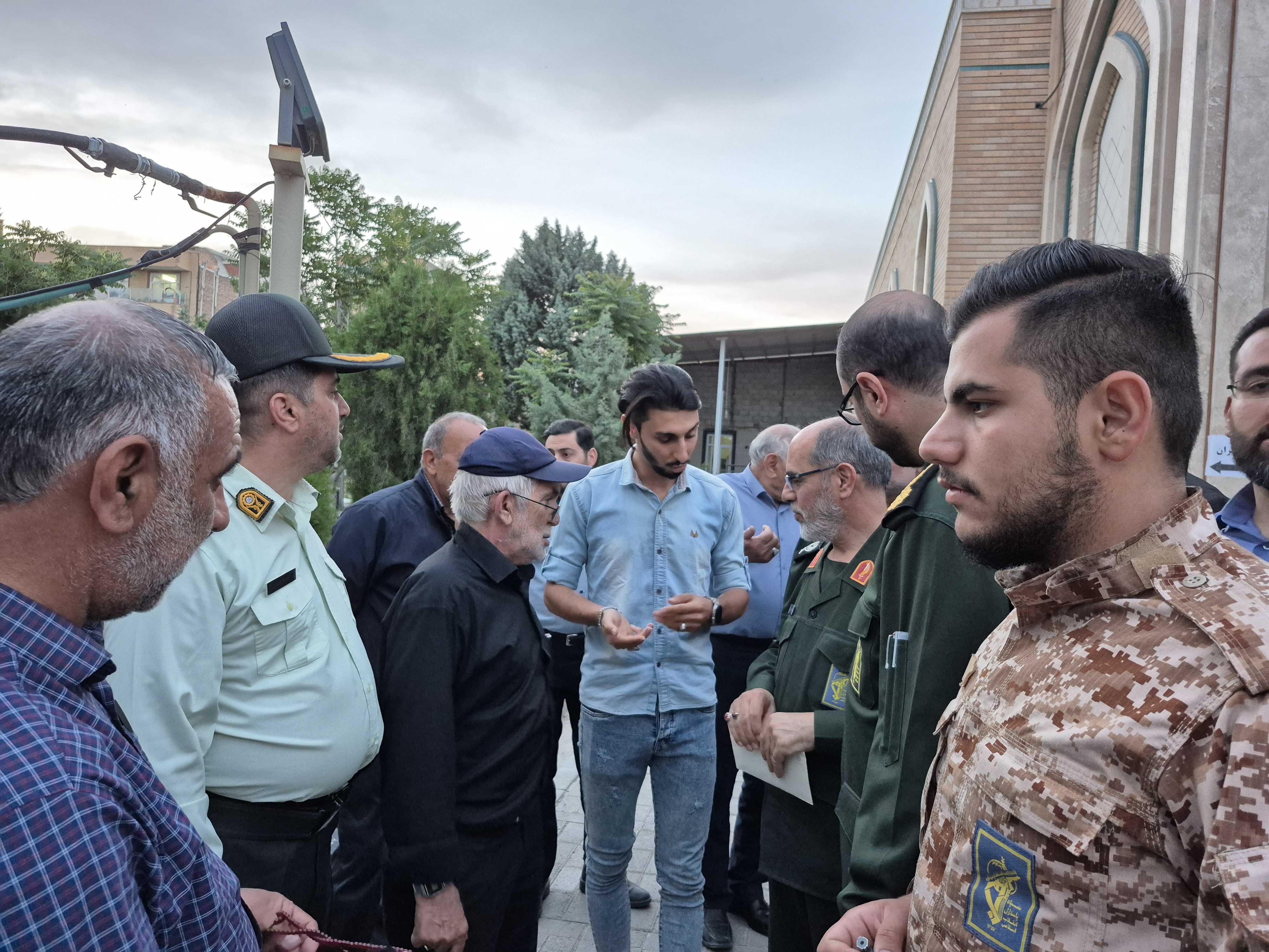 گفت‌وگوی فرمانده سپاه عاشورا با اهالی شنب‌غازان تبریز+ تصاویر