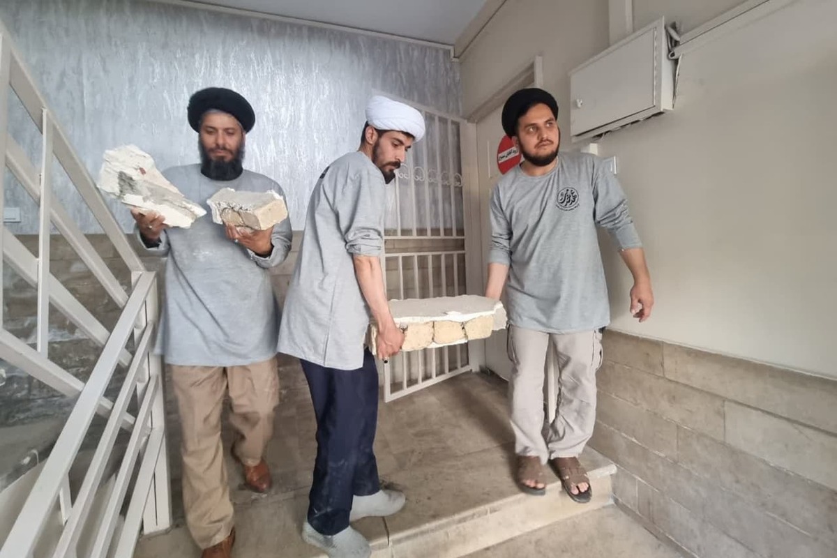 خدمت بیادعای روحانیت در خانههای آسیبدیده از تجاوز صهیونیستها + عکس و فیلم