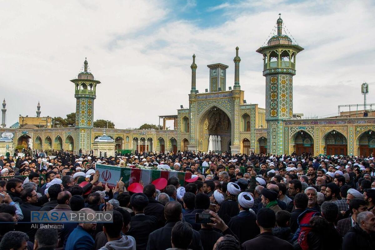 تشییع باشکوه حاج رمضان برروی دستان مردم وفادار و ولایتمدار قم
