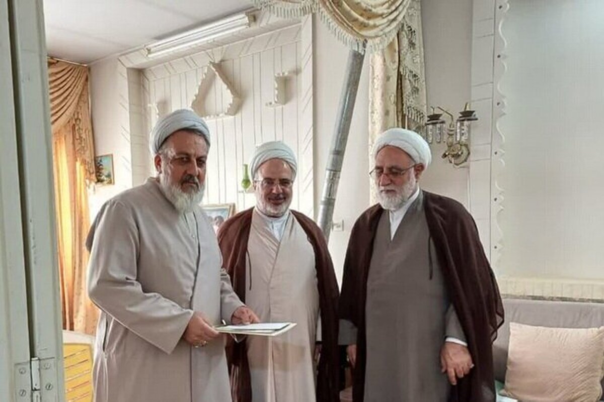 تقدیر نمایندگان آیتالله اعرافی از مدیران بازنشسته مدارس علمیه قم