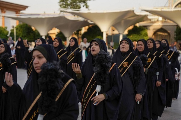 اهتزار پرچم عزای سیدالشهدا در سومین حرم اهل بیت