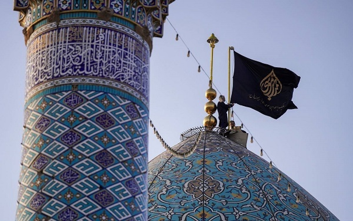 اهتزار پرچم عزای سیدالشهدا در سومین حرم اهل بیت