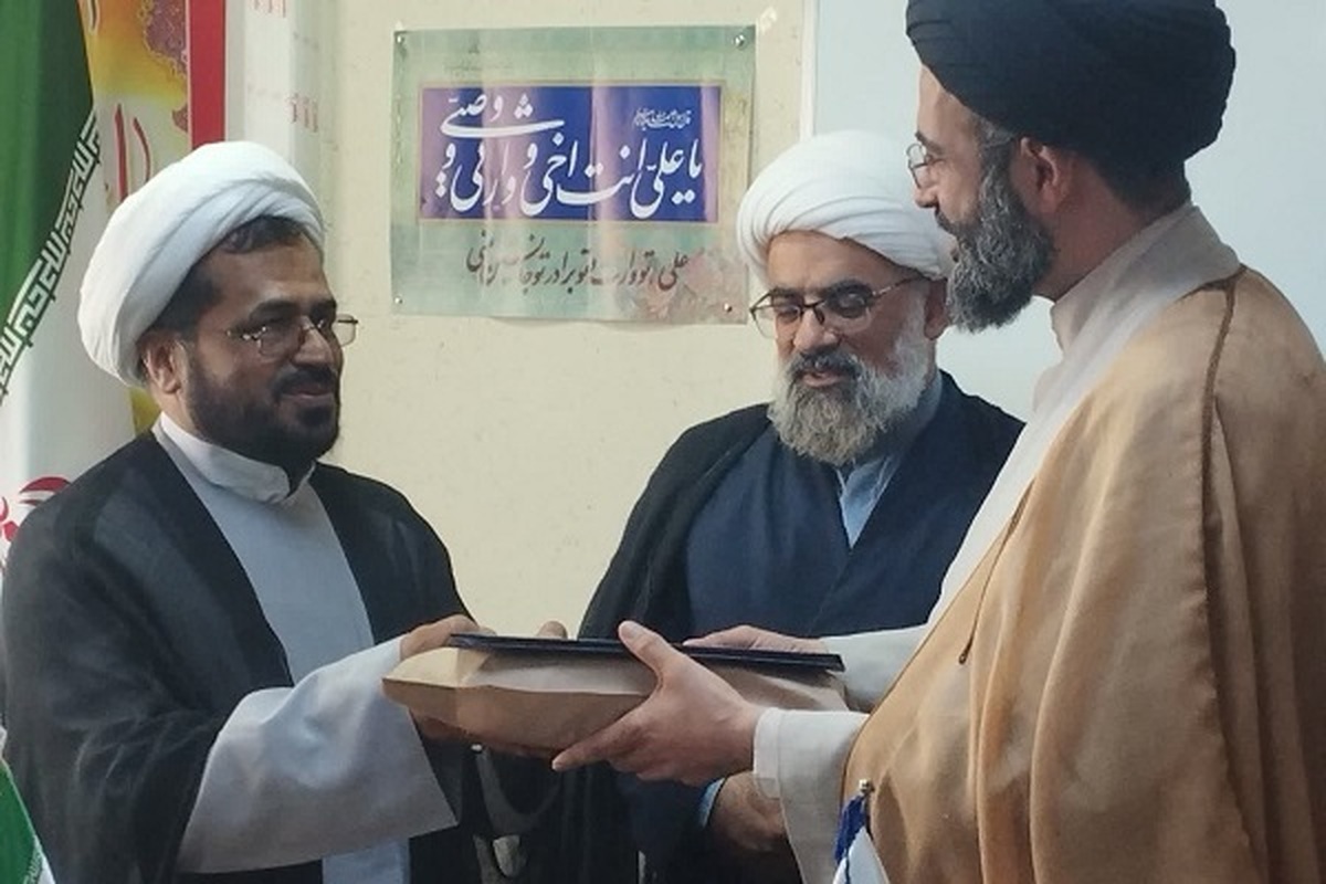مدیر حوزه علمیه خواهران فارس از مدیر سابق مرکز خدمات تقدیر کرد