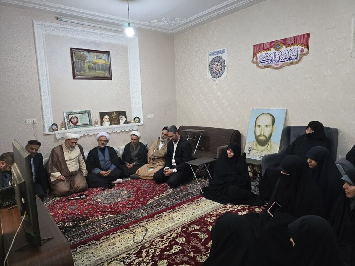 اهداف و آرمان‌های شهدا را برای آیندگان بازگو کنیم