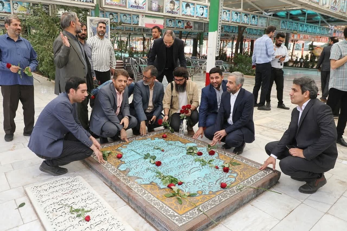 آیین غبارروبی و عطرافشانی مزار شهدا با حضور اصحاب رسانه در قم برگزار شد