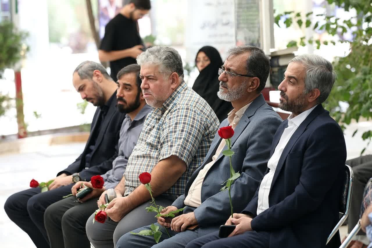 آیین غبارروبی و عطرافشانی مزار شهدا با حضور اصحاب رسانه در قم برگزار شد