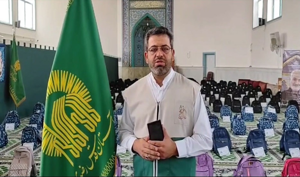 توزیع بسته‌های لوازم‌التحریر به دانش آموزان نیازمند